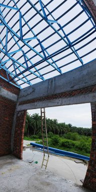 Çatı iskeleti yapımında kullanılan hafif alüminyum çelik kirişe bakıyorum..
