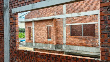 Tuğla duvarın dokusu pencere çerçevesinde henüz beton alçıya alınmamış