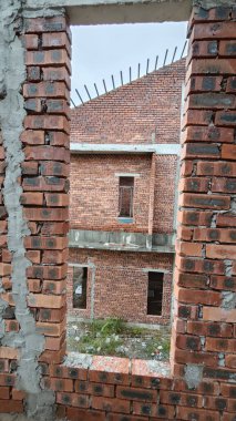 Tuğla duvarın dokusu pencere çerçevesinde henüz beton alçıya alınmamış