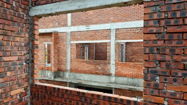 Tuğla duvarın dokusu pencere çerçevesinde henüz beton alçıya alınmamış