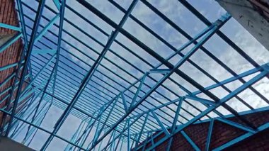 Çatı iskeleti yapımında kullanılan hafif alüminyum çelik kirişe bakıyorum..