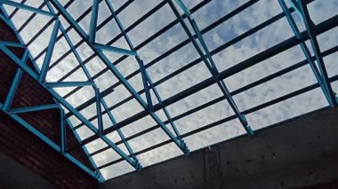 Çatı iskeleti yapımında kullanılan hafif alüminyum çelik kirişe bakıyorum..