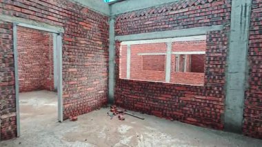 Çatı iskeleti yapımında kullanılan hafif alüminyum çelik kirişe bakıyorum..