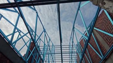 Çatı iskeleti yapımında kullanılan hafif alüminyum çelik kirişe bakıyorum..