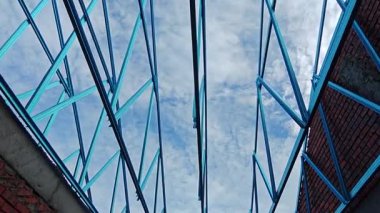 Çatı iskeleti yapımında kullanılan hafif alüminyum çelik kirişe bakıyorum..