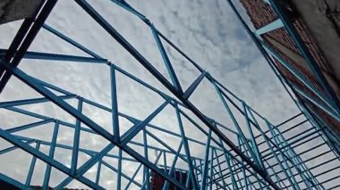 Çatı iskeleti yapımında kullanılan hafif alüminyum çelik kirişe bakıyorum..