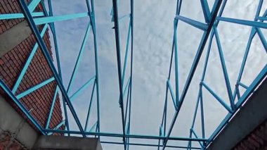 Çatı iskeleti yapımında kullanılan hafif alüminyum çelik kirişe bakıyorum..