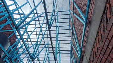 Çatı iskeleti yapımında kullanılan hafif alüminyum çelik kirişe bakıyorum..