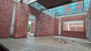 Çatı iskeleti yapımında kullanılan hafif alüminyum çelik kirişe bakıyorum..