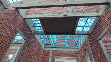 Çatı iskeleti yapımında kullanılan hafif alüminyum çelik kirişe bakıyorum..