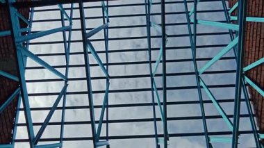 Çatı iskeleti yapımında kullanılan hafif alüminyum çelik kirişe bakıyorum..