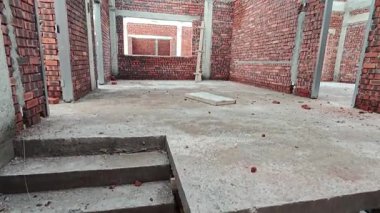 Çatı iskeleti yapımında kullanılan hafif alüminyum çelik kirişe bakıyorum..