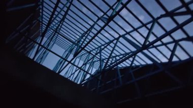 Çatı iskeleti yapımında kullanılan hafif alüminyum çelik kirişe bakıyorum..