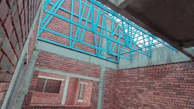 Çatı iskeleti yapımında kullanılan hafif alüminyum çelik kirişe bakıyorum..