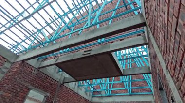 Çatı iskeleti yapımında kullanılan hafif alüminyum çelik kirişe bakıyorum..