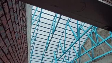 Çatı iskeleti yapımında kullanılan hafif alüminyum çelik kirişe bakıyorum..