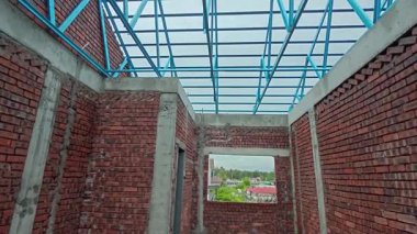 Çatı iskeleti yapımında kullanılan hafif alüminyum çelik kirişe bakıyorum..