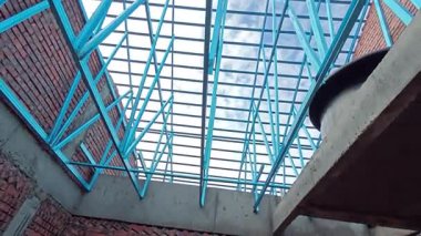 Çatı iskeleti yapımında kullanılan hafif alüminyum çelik kirişe bakıyorum..