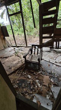 Dışardaki ve içerideki izole edilmiş, harap olmuş ve bakımsız bir ahşap kulübe..