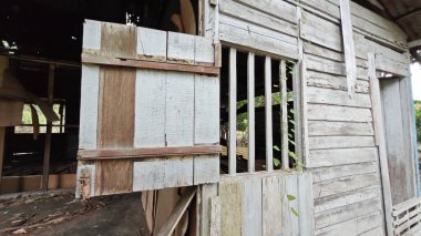 Dışardaki ve içerideki izole edilmiş, harap olmuş ve bakımsız bir ahşap kulübe..