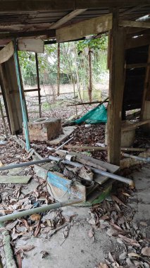 Dışardaki ve içerideki izole edilmiş, harap olmuş ve bakımsız bir ahşap kulübe..