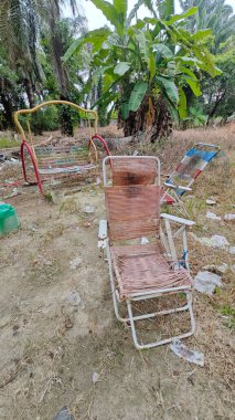 Dışardaki ve içerideki izole edilmiş, harap olmuş ve bakımsız bir ahşap kulübe..
