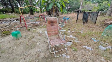 Dışardaki ve içerideki izole edilmiş, harap olmuş ve bakımsız bir ahşap kulübe..