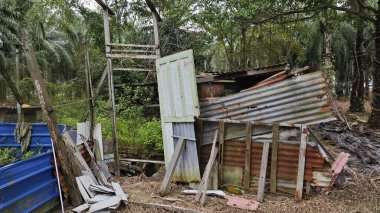 Dışardaki ve içerideki izole edilmiş, harap olmuş ve bakımsız bir ahşap kulübe..
