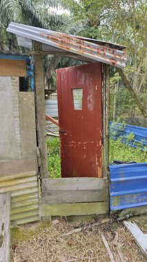 Dışardaki ve içerideki izole edilmiş, harap olmuş ve bakımsız bir ahşap kulübe..