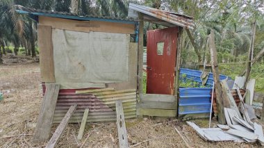 Dışardaki ve içerideki izole edilmiş, harap olmuş ve bakımsız bir ahşap kulübe..