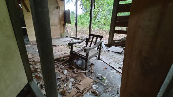 Dışardaki ve içerideki izole edilmiş, harap olmuş ve bakımsız bir ahşap kulübe..