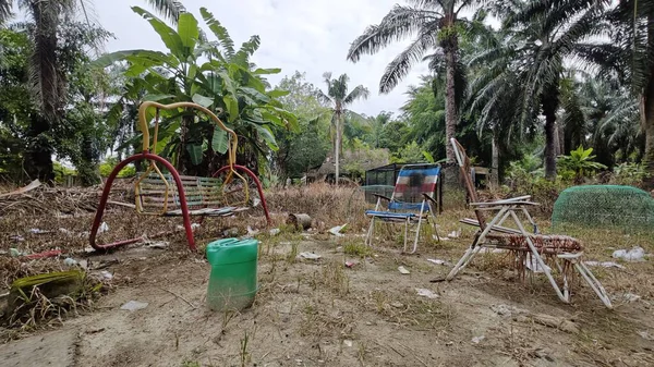 Dışardaki ve içerideki izole edilmiş, harap olmuş ve bakımsız bir ahşap kulübe..