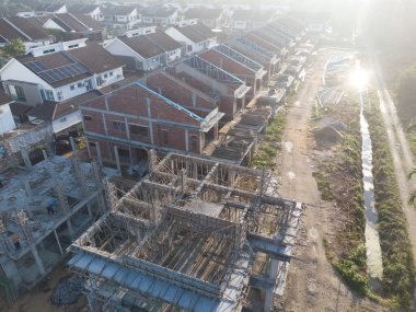 Tavana bakan anten çatı iskeleti yapmak için hafif alüminyum çelik kiriş inşa ediyor..