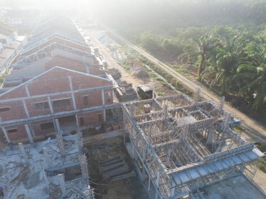 Tavana bakan anten çatı iskeleti yapmak için hafif alüminyum çelik kiriş inşa ediyor..