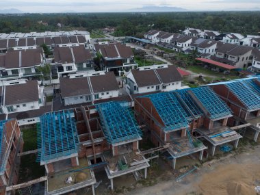 Tavana bakan anten çatı iskeleti yapmak için hafif alüminyum çelik kiriş inşa ediyor..