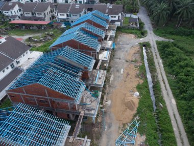 Tavana bakan anten çatı iskeleti yapmak için hafif alüminyum çelik kiriş inşa ediyor..