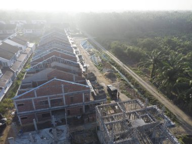 Tavana bakan anten çatı iskeleti yapmak için hafif alüminyum çelik kiriş inşa ediyor..