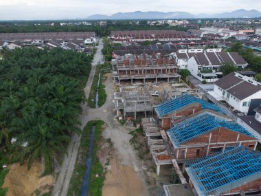 Tavana bakan anten çatı iskeleti yapmak için hafif alüminyum çelik kiriş inşa ediyor..