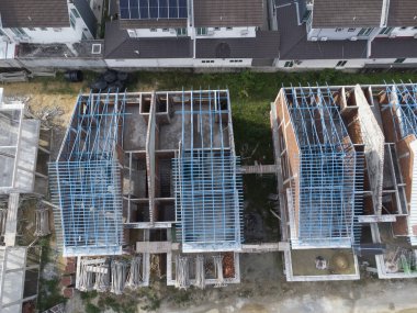 Tavana bakan anten çatı iskeleti yapmak için hafif alüminyum çelik kiriş inşa ediyor..