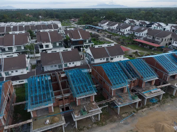 Tavana bakan anten çatı iskeleti yapmak için hafif alüminyum çelik kiriş inşa ediyor..