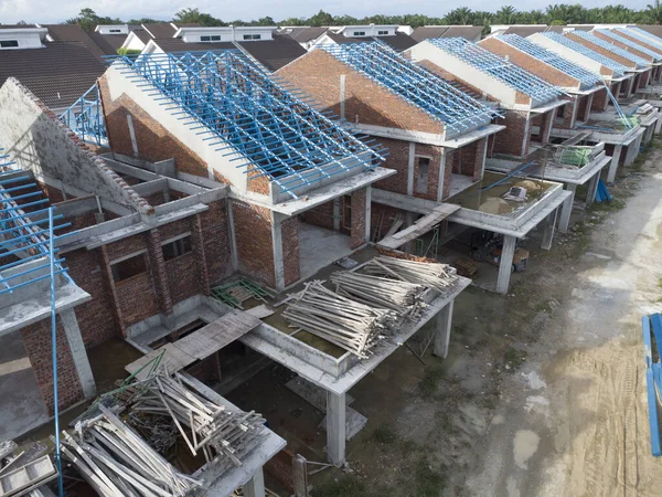 Tavana bakan anten çatı iskeleti yapmak için hafif alüminyum çelik kiriş inşa ediyor..