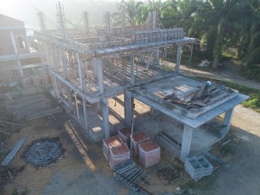 Yapım aşamasında olan bir binanın tepesinden aşağıya doğru hava manzarası. 