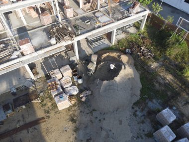 Perak, Malezya. 01.2025 Eylül: KgKoh, Taman Permai 'de işçilerin inşaatta çalıştığı evlerin üst sırasından havadan görüntüleme.