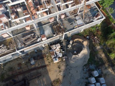 Perak, Malezya. 01.2025 Eylül: KgKoh, Taman Permai 'de işçilerin inşaatta çalıştığı evlerin üst sırasından havadan görüntüleme.