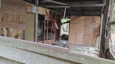 Dışardaki ve içerideki izole edilmiş, harap olmuş ve bakımsız bir ahşap kulübe.. 