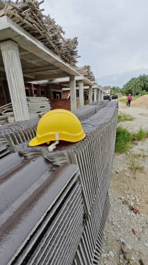 İnşaat alanının dışında yeni koyu kahverengi çatı döşemeleri var..
