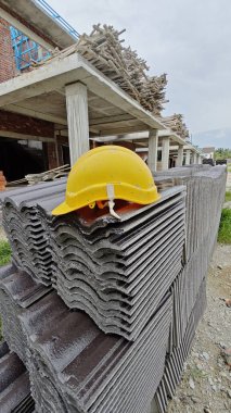 İnşaat alanının dışında yeni koyu kahverengi çatı döşemeleri var..