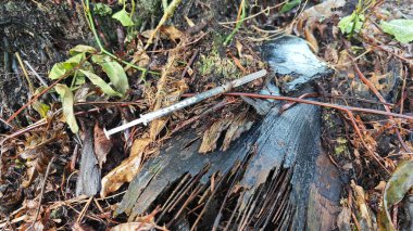 İzole edilmiş tarlada bulunan şırınga iğnesini atın..