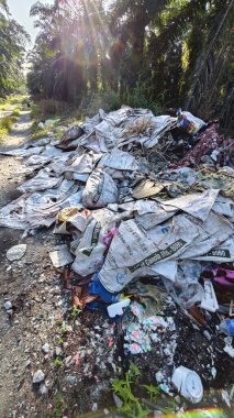 Perak, Malezya. 15 Eylül 2025: KgKoh çiftliğindeki izole hurdalıkta bulunan polipropilen tahıl çuvalları yığını.