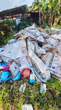 Perak, Malezya. 15 Eylül 2025: KgKoh çiftliğindeki izole hurdalıkta bulunan polipropilen tahıl çuvalları yığını.